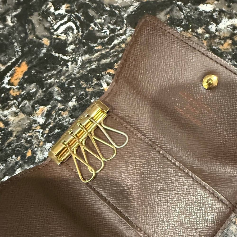 LOUIS VUITTON Damier Keyholder - Picture 6 of 10